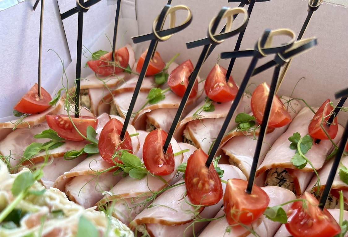 Рулетики из карбонада 10 шт Рулетики из карбонада 10 шт