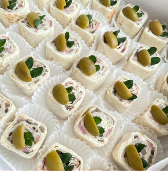 Рулетики с беконом и грибами 30 шт Рулетики с беконом и грибами 30 шт